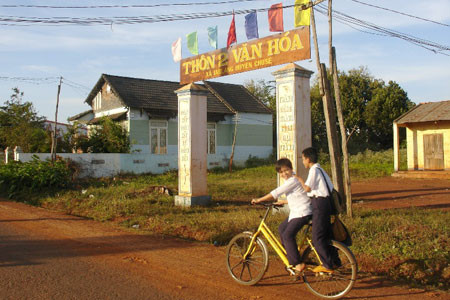 Nhờ biết trồng hồ tiêu và cà phê nên gia đình ông Rmah Jong ở làng Nhă, xã Ia Blang xây được nhà mới. Ảnh: Q.H 