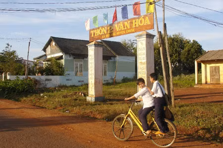 Nhờ biết trồng hồ tiêu và cà phê nên gia đình ông Rmah Jong ở làng Nhă, xã Ia Blang xây được nhà mới. Ảnh: Q.H 