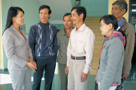 “Mình cảm thấy như còn nợ cử tri tỉnh nhà rất nhiều!” ảnh 2 Bà Nguyễn Thị Thu Hà (bên trái) trao đổi với cử tri huyện Mang Yang. Ảnh: T.N
