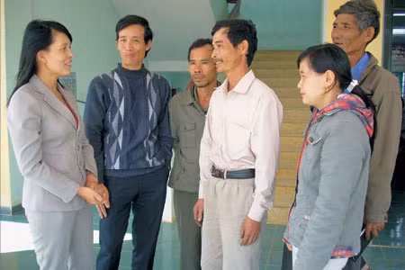 Bà Nguyễn Thị Thu Hà (bên trái) trao đổi với cử tri huyện Mang Yang. Ảnh: T.N