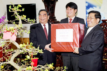 Đại tướng Lê Hồng Anh (bên trái) tặng quà Tết cho Đảng bộ và nhân dân Gia Lai. Ảnh: Đức Thụy 