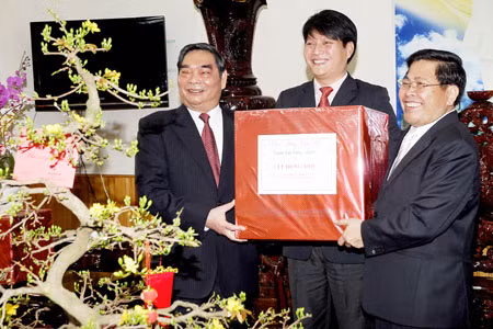 Đại tướng Lê Hồng Anh (bên trái) tặng quà Tết cho Đảng bộ và nhân dân Gia Lai. Ảnh: Đức Thụy 