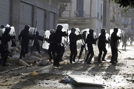 Cảnh sát và người dân đụng độ ở thủ đô Algeria hôm 7-1 vì giá lương thực tăng cao