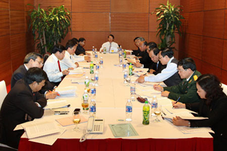 Các đại biểu thảo luận tại đoàn.