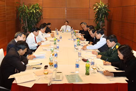 Các đại biểu thảo luận tại đoàn.