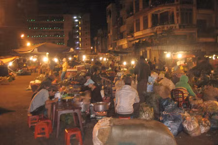 Chợ đêm nhộn nhịp nhưng cũng nhiều tệ nạn. Ảnh: Thục Vy