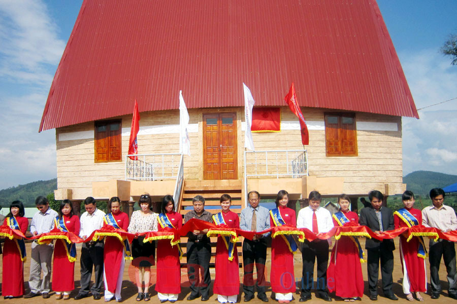 Cắt băng khánh thành nhà sinh hoạt cộng đồng làng Klot. Ảnh: Sơn Ca