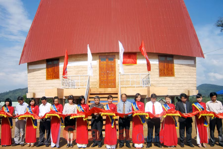 Cắt băng khánh thành nhà sinh hoạt cộng đồng làng Klot. Ảnh: Sơn Ca