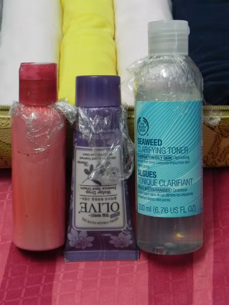 Chất lỏng chảy ra ngoài là vấn đề quá quen với những ai thường du lịch xa. Bịt kín bằng giấy bọc thức ăn thế này sẽ giúp bạn an tâm hơn.