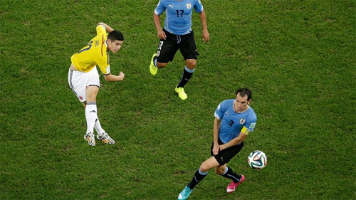 James Rodriguez vô lê từ 25 mét mở tỷ số trong trận Colombia - Uruguay.