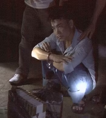 Nguyễn Hiếu Song cùng tang vật 40 bánh lúc bị bắt.