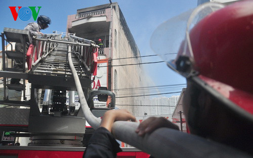 Lực lượng PCCC phải dùng xe thang tiếp cận hiện trường vụ cháy.