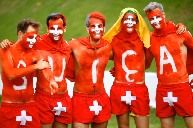 Các cổ động viên của đội tuyển Thụy Sĩ không những lăn bột màu lên người mà còn chịu khó may đồng phục quần có dấu thập hài hước. Các cổ động viên của đội tuyển Thụy Sĩ không những lăn bột màu lên người mà còn chịu khó may đồng phục quần có dấu thập hài hước.