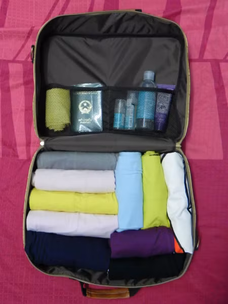 Với cách cuộn tròn quần áo, bạn có thể tăng lượng đồ mang theo trong chuyến du lịch của mình.