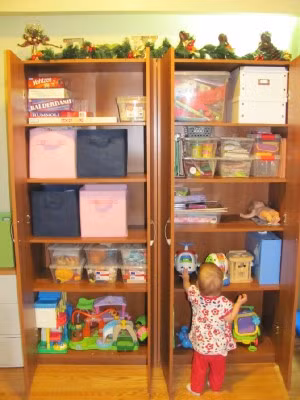  Những tủ đồ cao lênh khênh có thể là mối nguy hiểm với trẻ nhỏ.