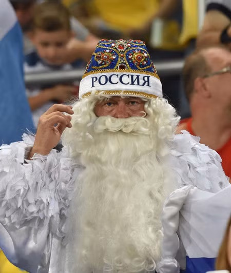 "Ông già tuyết" cổ vũ cho đội tuyển Nga. "Ông già tuyết" cổ vũ cho đội tuyển Nga.