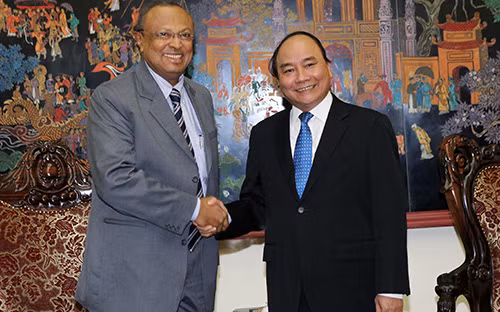 Phó Thủ tướng Nguyễn Xuân Phúc tiếp Quốc vụ khanh Nanda Mallawaarachchi.