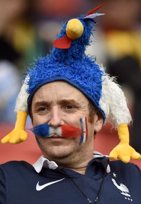 Chiếc mũ hình chú gà trống Gaulois và bộ râu ba màu giúp cổ động viên Pháp. Chiếc mũ hình chú gà trống Gaulois và bộ râu ba màu giúp cổ động viên Pháp.