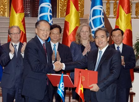 Chủ tịch WB Jim Yong Kim và Thống đốc Ngân hàng Nhà nước Việt Nam Nguyễn Văn Bình ký Hiệp định vay vốn ưu đãi cho 5 chương trình, dự án, với tổng trị giá là 876 triệu USD.