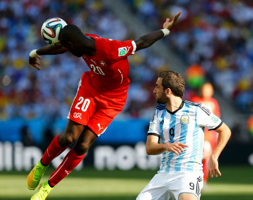 Johan Djourou (20) trong trận Thụy Sĩ thua Argentina Johan Djourou (20) trong trận Thụy Sĩ thua Argentina