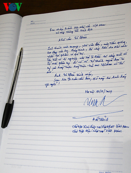 Nhà thơ Hữu Thỉnh viết trong sổ tang Nhà thơ Hữu Thỉnh viết trong sổ tang