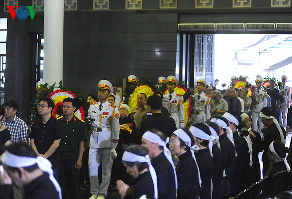 Dù trong buổi sáng tại Hà Nội trời đổ mưa rất to nhưng hàng trăm người vẫn đội mưa đến viếng và tiễn đưa nhà văn Tô Hoài Dù trong buổi sáng tại Hà Nội trời đổ mưa rất to nhưng hàng trăm người vẫn đội mưa đến viếng và tiễn đưa nhà văn Tô Hoài
