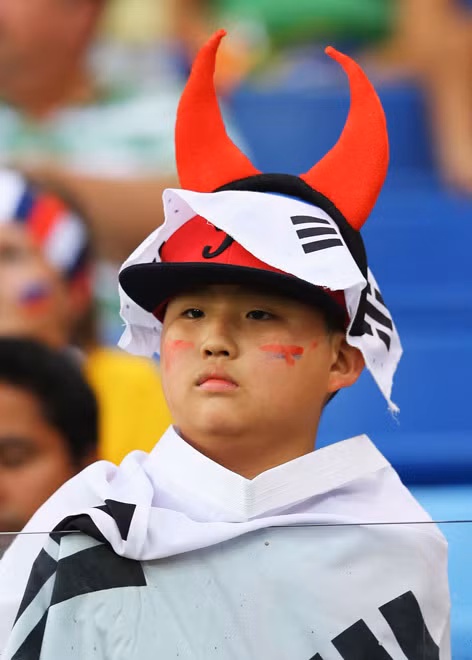 Cổ động viên nhí Hàn Quốc dễ thương khi đội mũ sừng bò. Cổ động viên nhí Hàn Quốc dễ thương khi đội mũ sừng bò.