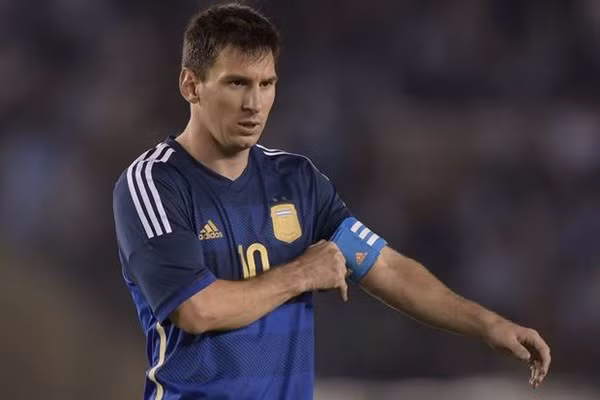 Messi trong màu áo xanh xẫm của ĐT Argentina.
