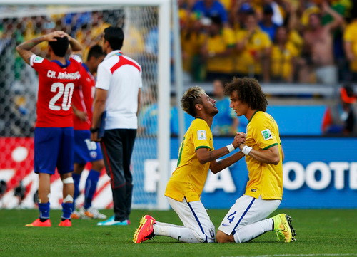 David Luiz (phải) và Neymar vui mừng sau chiến thắng trước Chile David Luiz (phải) và Neymar vui mừng sau chiến thắng trước Chile