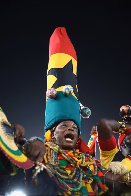 Chiếc mũ cao chót vót cùng bộ vòng đồ sộ của cổ động viên Ghana. Chiếc mũ cao chót vót cùng bộ vòng đồ sộ của cổ động viên Ghana.
