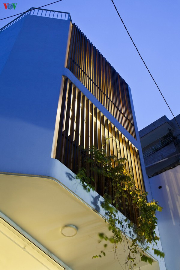 Hệ lam ở mặt tiền tạo hiệu quả thẩm mỹ khi được chiếu sáng lúc tối trời. Hệ lam ở mặt tiền tạo hiệu quả thẩm mỹ khi được chiếu sáng lúc tối trời.