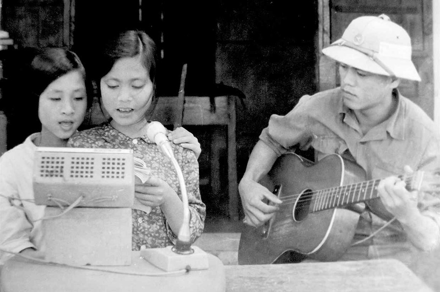  Ông Hà Quân đánh đàn cho các em thiếu nhi hát bài “Như có Bác trong ngày đại thắng” vào thời điểm 1 tuần sau ngày giải phóng (ảnh nhân vật cung cấp). .