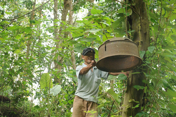 Người dân được phát kẻng xua đuổi voi ra phá rẫy - Ảnh: LÊ TRUNG