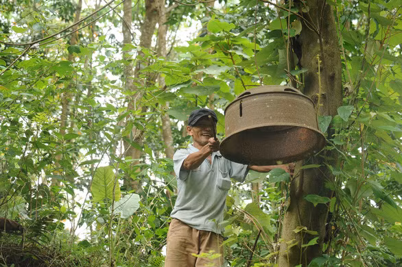 Người dân được phát kẻng xua đuổi voi ra phá rẫy - Ảnh: LÊ TRUNG