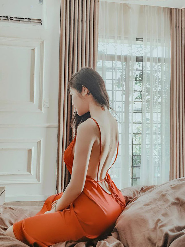 Chiếc váy ngủ gam màu nóng, khoét lưng ong vừa vặn tôn lên làn da trắng và nét đẹp quyến rũ của người đẹp.