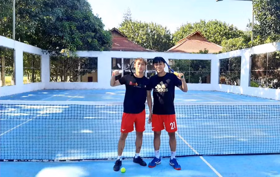 Tiền vệ Trần Bảo Toàn (phải) và Nguyễn Kiên Quyết (trái) của HA.GL trên sân quần vợt. Ảnh: Minh Vỹ