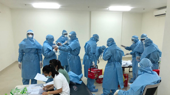 Lấy mẫu xét nghiệm Covid-19 ở quận 2, TP.HCM. ẢNH: CTV