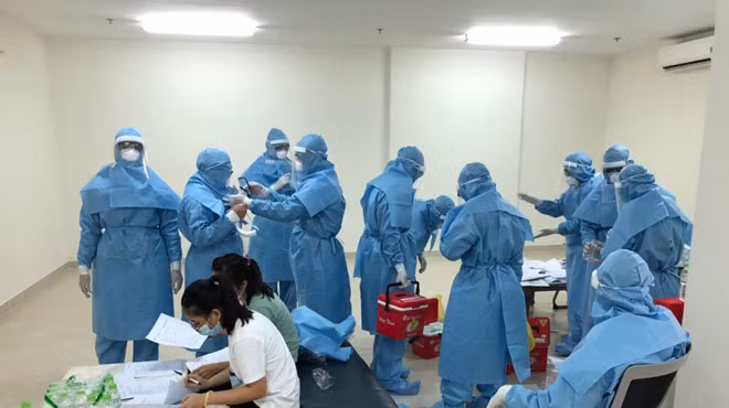 Lấy mẫu xét nghiệm Covid-19 ở quận 2, TP.HCM. ẢNH: CTV