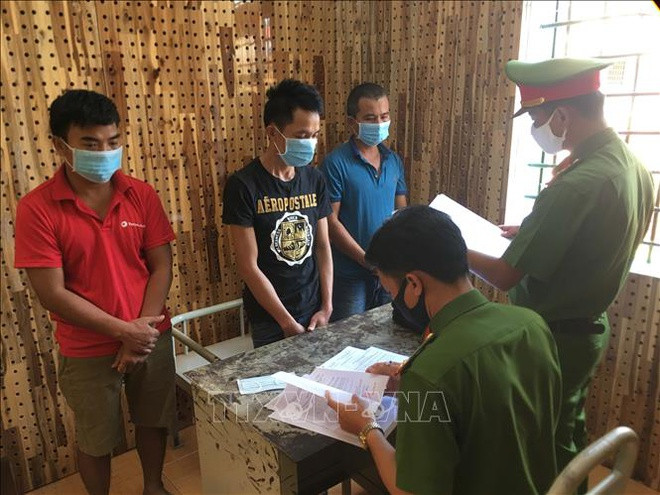 Các bị can bị khởi tố về hành vi đánh bạc. Ảnh: TTXVN phát.