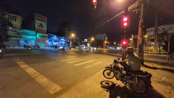 Anh xe ôm ở TP.HCM giờ chủ yếu chỉ đợi người gọi chở hàng - Ảnh: MẠNH DŨNG