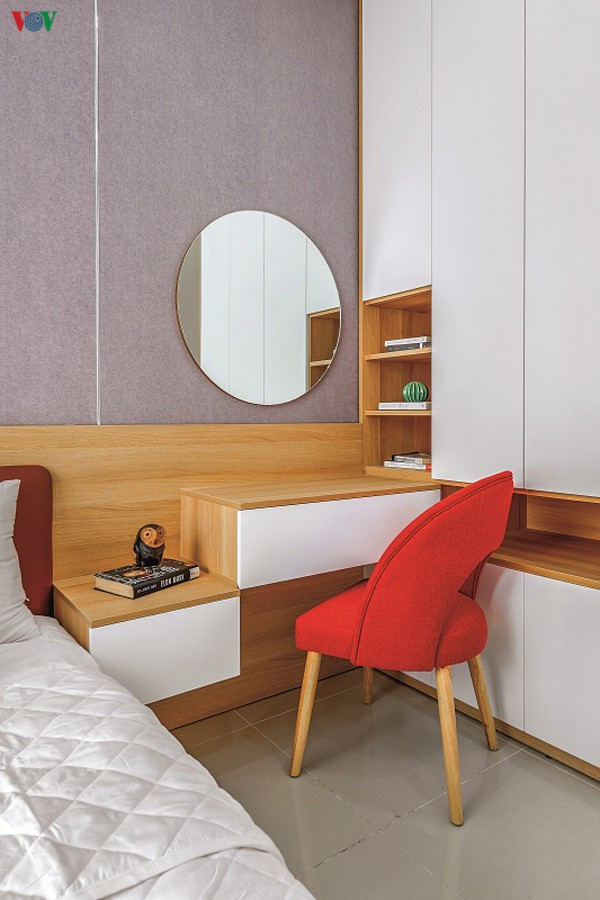 Góc bàn trang điểm với điểm nhấn là chiếc ghế màu đỏ. Tấm gương hình tròn làm tăng sự duyên dáng cho căn phòng. Góc bàn trang điểm với điểm nhấn là chiếc ghế màu đỏ. Tấm gương hình tròn làm tăng sự duyên dáng cho căn phòng./.