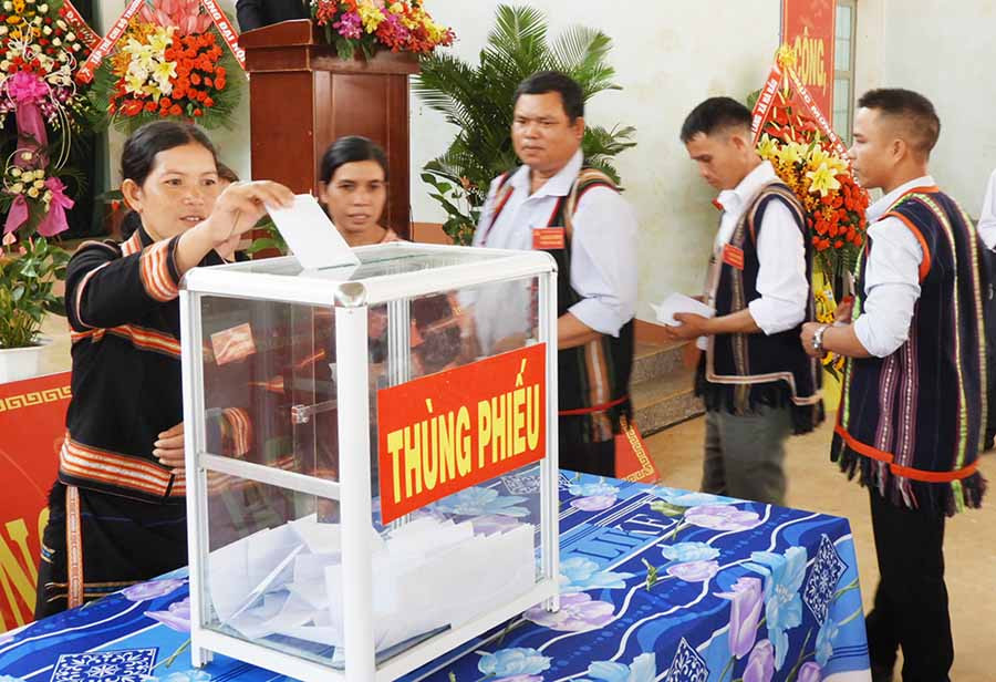 Bỏ phiếu bầu Ban Chấp hành Đảng bộ xã Hà Bầu nhiệm kỳ 2020-2025. Ảnh: T.N Bỏ phiếu bầu Ban Chấp hành Đảng bộ xã Hà Bầu nhiệm kỳ 2020-2025. Ảnh: T.N