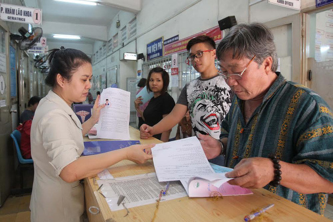 Người dân làm thủ tục khám chữa bệnh BHYT Người dân làm thủ tục khám chữa bệnh BHYT