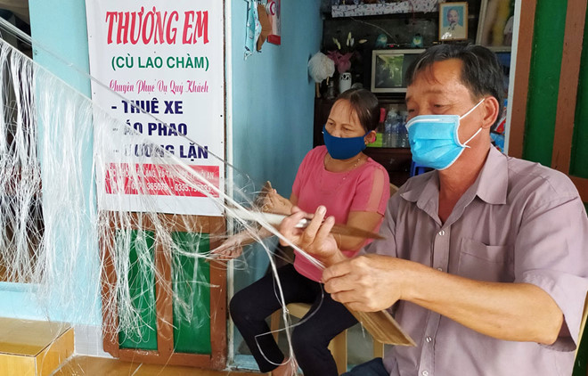 Vắng khách, người dân Cù Lao Chàm quay lại nghề cũ: vá lưới, đi biển… - ẢNH: C.N Vắng khách, người dân Cù Lao Chàm quay lại nghề cũ: vá lưới, đi biển… - ẢNH: C.N