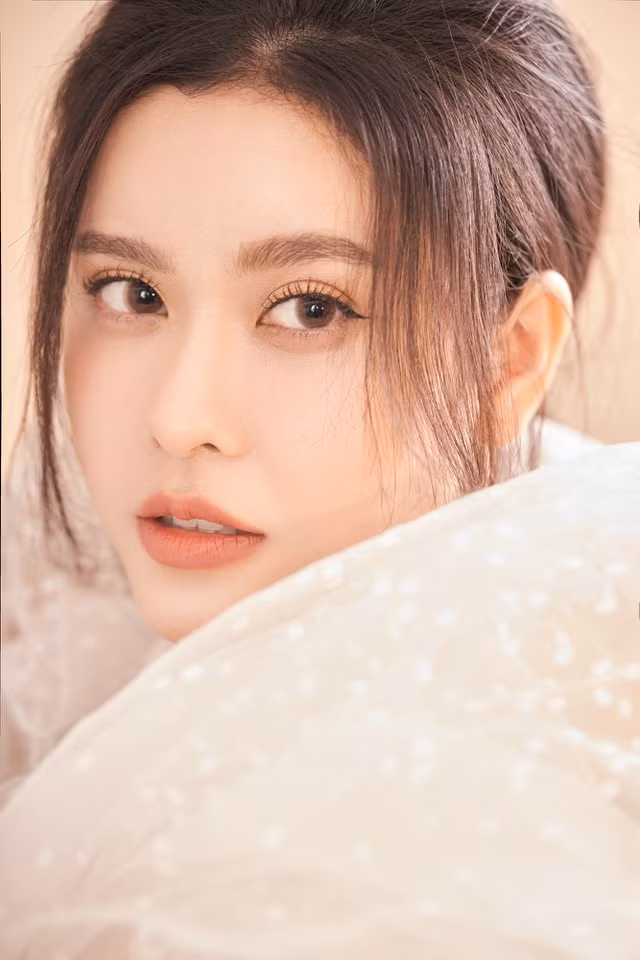 Trương Quỳnh Anh từng hé lộ cô là người mê công việc nên việc thay đổi thói quen và lịch trình sinh hoạt trong thời điểm dịch Covid-19 diễn biến phức tạp khiến cô có đôi chút khó chịu trong thời gian đầu.