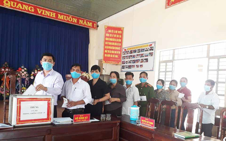  Cán bộ, công chức xã Ia Dom quyên góp tiền ủng hộ công tác phòng chống dịch Covid-19. Ảnh: Lê Văn Châu 