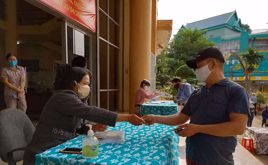 Hỗ trợ tiền cho người bán vé số lẻ. Ảnh: Sơn Ca