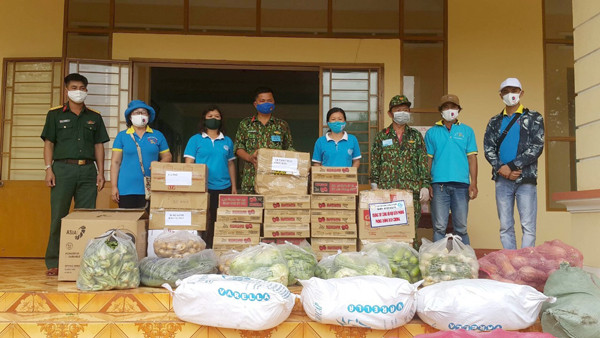 Câu lạc bộ Tấm Lòng Vàng An Khê phối hợp với Hội Liên hiệp Phụ nữ huyện Đak Pơ tặng khẩu trang y tế và nhu yếu phẩm cho cán bộ, chiến sĩ Trung tâm Huấn luyện, Bồi dưỡng kiến thức quốc phòng-an ninh (Bộ Chỉ huy Quân sự tỉnh). Ảnh: N.M Câu lạc bộ Tấm Lòng Vàng An Khê phối hợp với Hội Liên hiệp Phụ nữ huyện Đak Pơ tặng khẩu trang y tế và nhu yếu phẩm cho cán bộ, chiến sĩ Trung tâm Huấn luyện, Bồi dưỡng kiến thức quốc phòng-an ninh (Bộ Chỉ huy Quân sự tỉnh). Ảnh: N.M