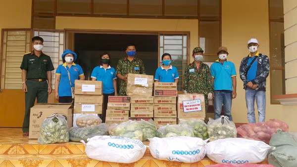 Câu lạc bộ Tấm Lòng Vàng An Khê phối hợp với Hội Liên hiệp Phụ nữ huyện Đak Pơ tặng khẩu trang y tế và nhu yếu phẩm cho cán bộ, chiến sĩ Trung tâm Huấn luyện, Bồi dưỡng kiến thức quốc phòng-an ninh (Bộ Chỉ huy Quân sự tỉnh). Ảnh: N.M