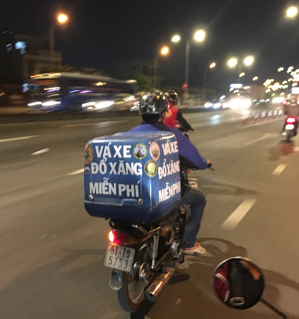 Tối nào người đàn ông tốt bụng này cũng chạy gần trăm kilômet những tuyến đường huyết mạch của thành phố để giúp người không may gặp sự cố trên đường - Ảnh: MY LĂNG